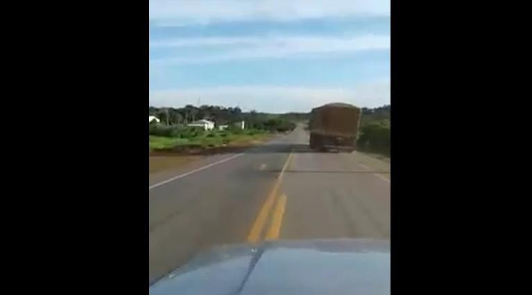Caminhoneiro bêbado é flagrado ao dirigir em zigue-zague Foto96764