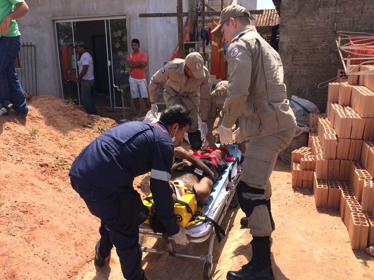 Trabalhador é socorrido por bombeiros após cair de sobrado em construção Foto13560