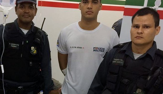 Policiais arriscam a vida para salvar adolescente que esbarrou em fio de alta tensão Foto62111